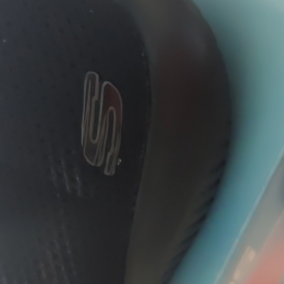 Sketchers Stretch Fit shoes (FREE HOUSE SHOES) - Picture 7 of 15